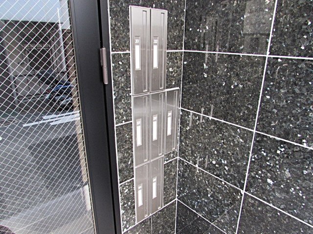 エントランス　落ち着いたエントランスです