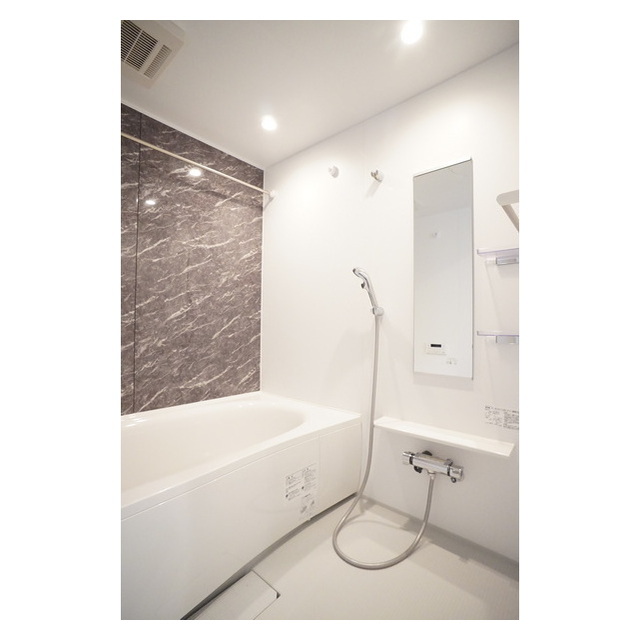 バス・シャワールーム　シャンプー棚や鏡も完備