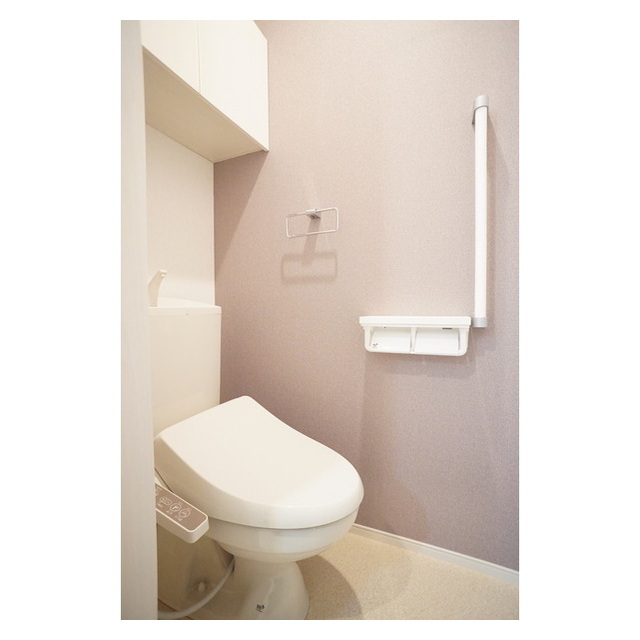 トイレ　気遣いを感じる棚やホルダー