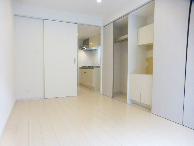 その他部屋・スペース　洋室　バルコニー側より撮影