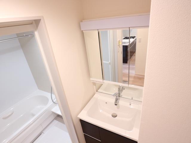 洗面設備　スペースが確保できる洗面所です