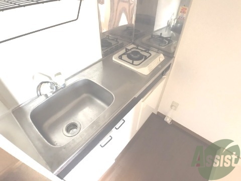 キッチン　１口のガスコンロが付いたシンプルなシステムキッチン。