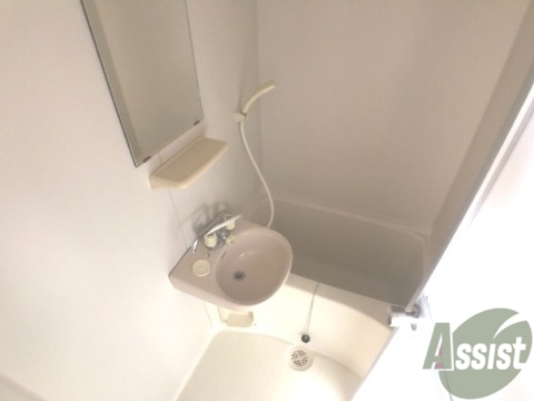 バス・シャワールーム　バス・トイレ別になってますので、清潔に使えますね。