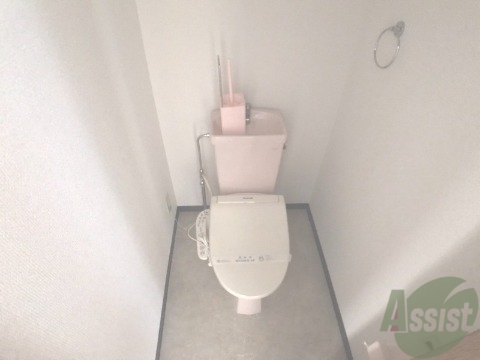 トイレ　シンプルですが、バス・トイレ別で清潔に使えます。