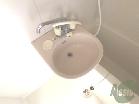 洗面設備　洗面はこちらになりますので、洗顔、歯磨きはこちらでー。