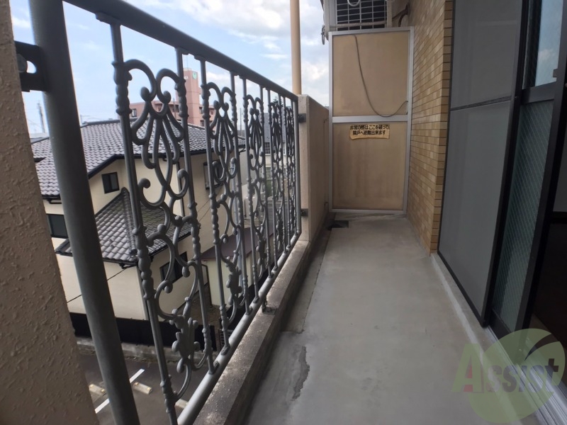 バルコニー　ベランダが付いているので、天気の良い日は布団干しもＯＫです。