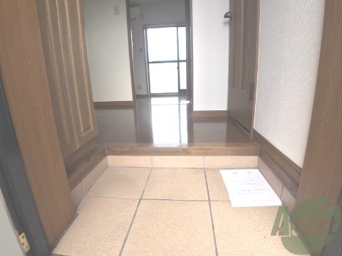 玄関　玄関からお部屋までは一直線です。
