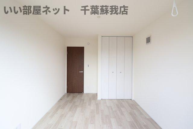 その他部屋・スペース　落ち着いた色調の寝室です