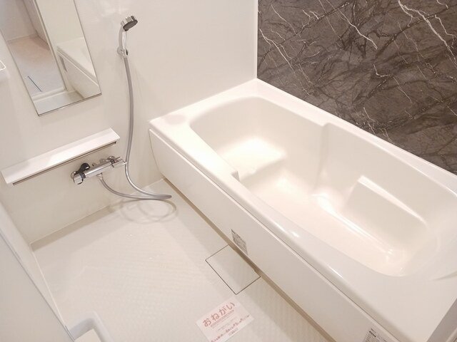 バス・シャワールーム　落ち着いた空間のお風呂です