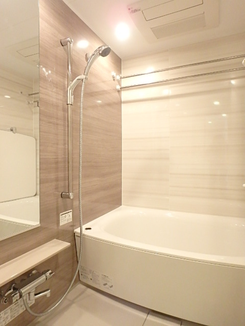 バス・シャワールーム　広めの浴室！追焚機能付オートバス！