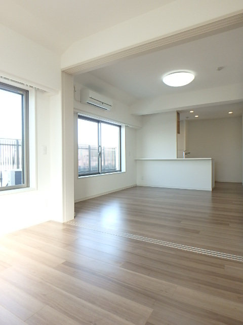 その他部屋・スペース　リビングダイニングには床暖房あり！8.9帖！