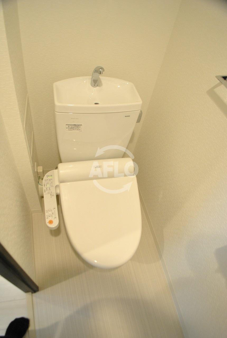 トイレ　レオンコンフォート本町　温水洗浄便座