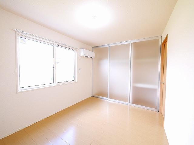 玄関　使い勝手のいい洋室です
