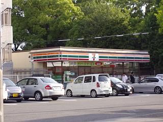 コンビニ　セブンイレブン（コンビニ）まで230m