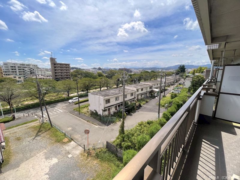 バルコニー　広々バルコニーで洗濯物もすぐに乾きそうですね。
