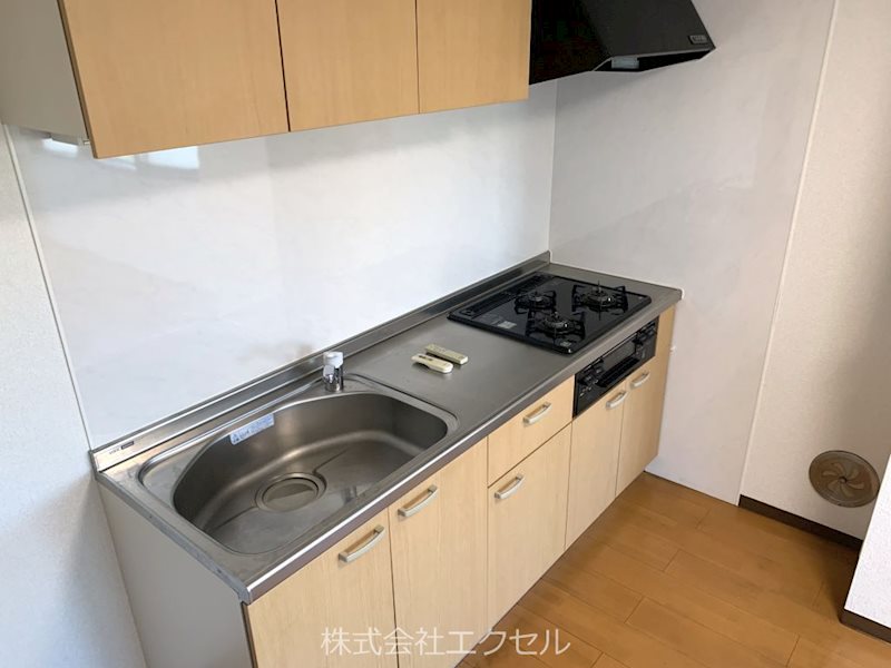 キッチン　３口ガスコンロ付のキッチンです。