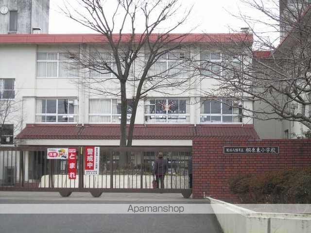 小学校　近江八幡市立桐原東小学校（小学校）まで525m