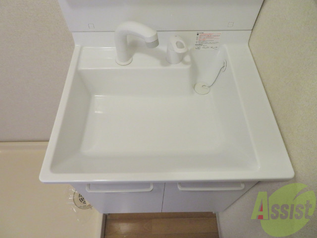 洗面設備　こちらが独立洗面台です。朝の準備などに助かりますね