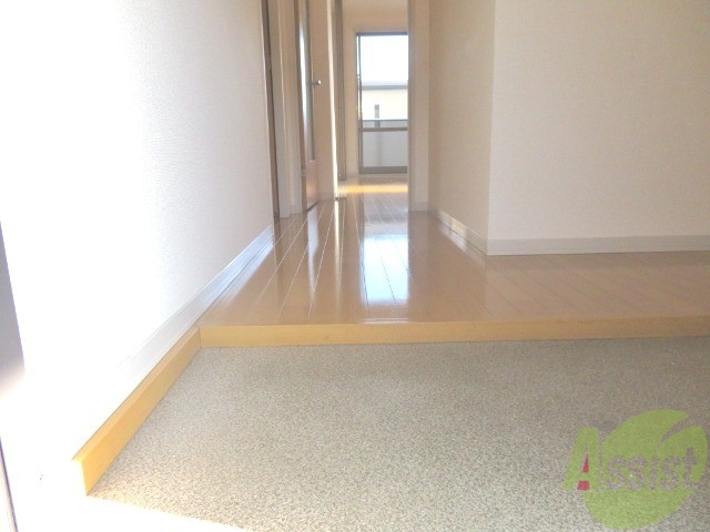 玄関　玄関から見た部屋の中です。玄関に何足か靴が置けそう
