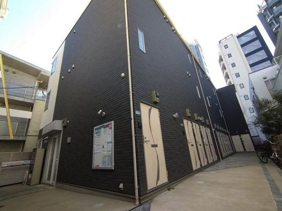 建物外観　築6年　防犯カメラ　シャワー付洗面台　室内洗濯機置場