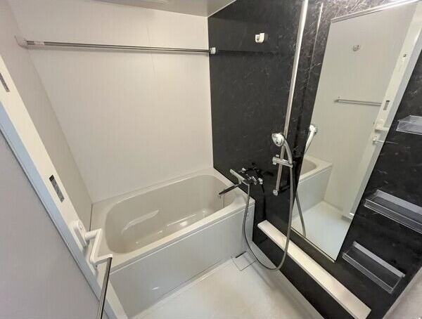 バス・シャワールーム　※写真は同じマンションの違う部屋のものになります。反転タイプ