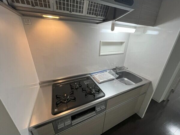 キッチン　※写真は同じマンションの違う部屋のものになります。反転タイプ