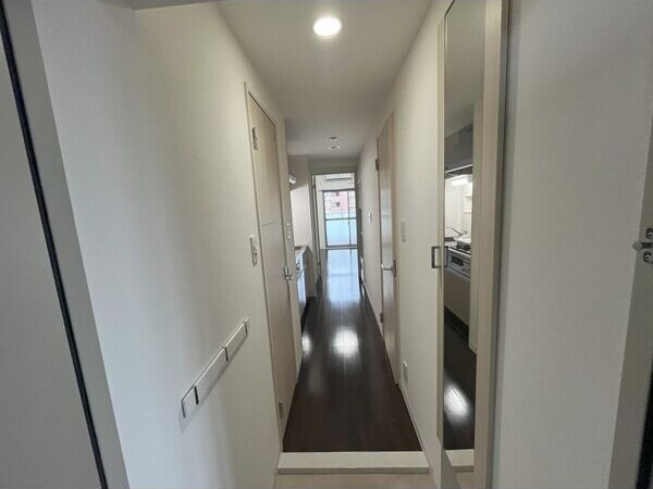 玄関　※写真は同じマンションの違う部屋のものになります。反転タイプ