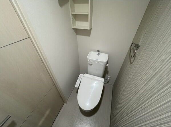 トイレ　※写真は同じマンションの違う部屋のものになります。反転タイプ