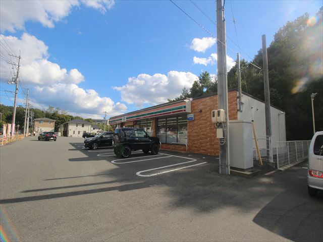 コンビニ　セブンイレブン東広島八本松米満店（コンビニ）まで700m