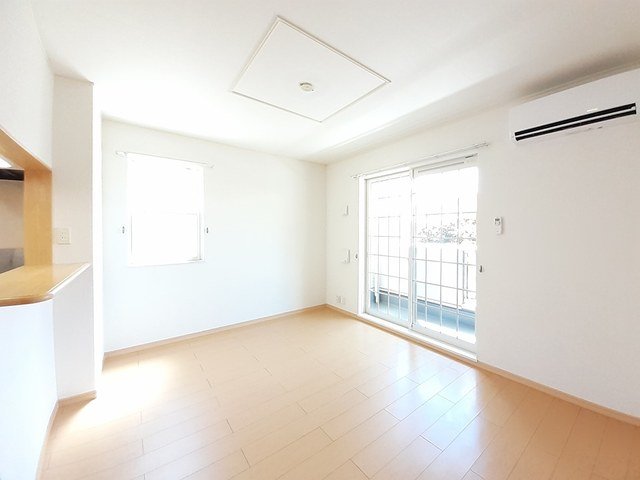 居室・リビング　こちらの居間で趣味の時間をお楽しみください