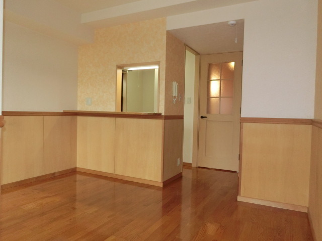 居室・リビング　対面式のカウンターキッチンのお部屋ですよ。