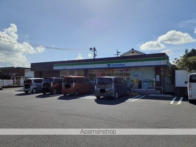 コンビニ　ファミリーマート隼人真孝店（コンビニ）まで600m