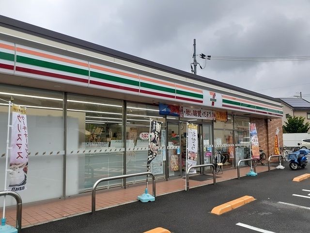 コンビニ　セブンイレブン様（コンビニ）まで730m