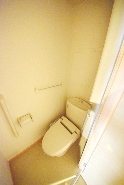 トイレ　温水洗浄便座付きです
