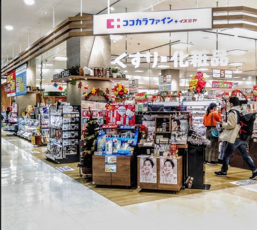 ドラックストア　ココカラファインプラスイズミヤ西宮ガーデンズ店（ドラッグストア）まで512m
