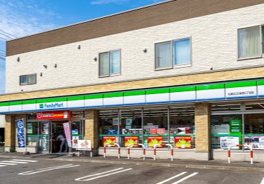 コンビニ　ファミリーマート札幌北22条西5丁目店（コンビニ）まで296m
