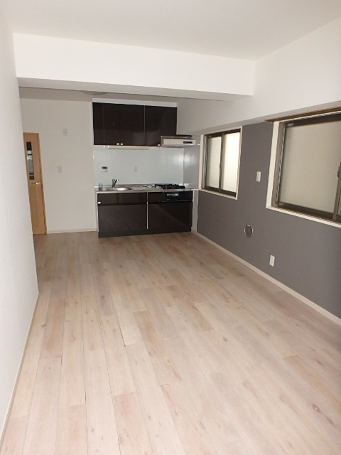 居室・リビング　間取り反転タイプです。写真は角部屋です