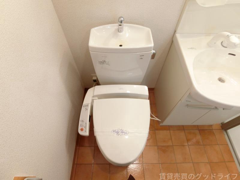 トイレ　洗浄機能付き便座完備です