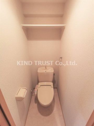 トイレ　落ち着いた色調のトイレです
