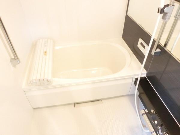 バス・シャワールーム　浴室乾燥機、追焚機能付き広々バスルーム！