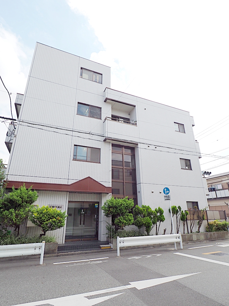 建物外観　外壁白タイル貼り、4階建てマンション！周辺は落ち着いた雰囲気