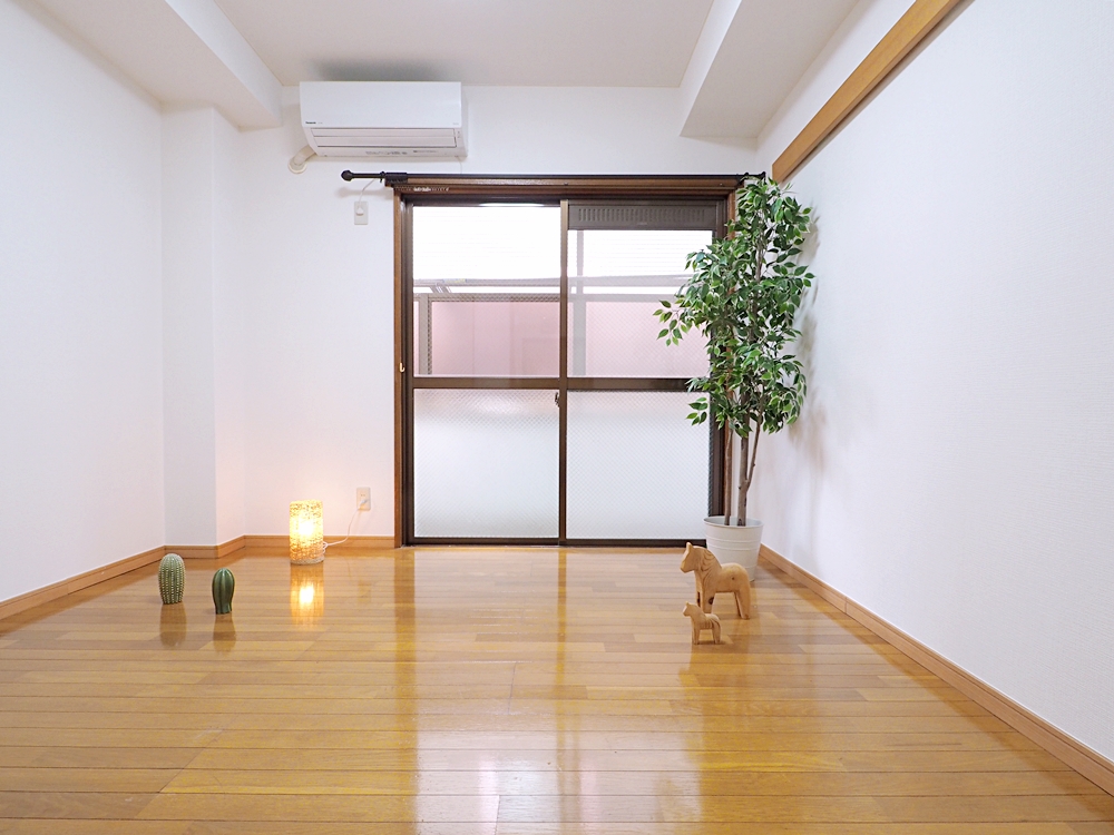 居室・リビング　6帖居室。採光部はございませんが、角部屋住戸！