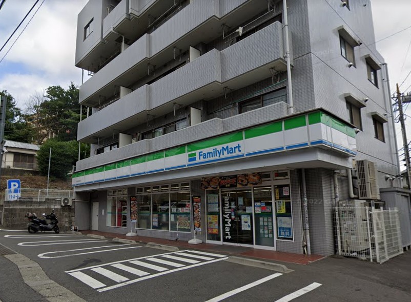コンビニ　ファミリーマート（コンビニ）まで448m