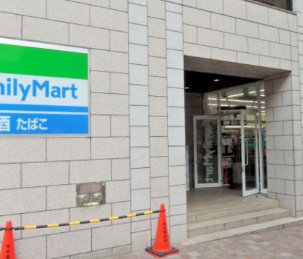 コンビニ　ファミリーマートヴィータイタリア店（コンビニ）まで100m