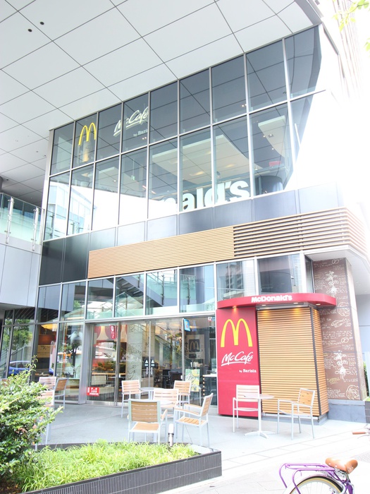 飲食店　マクドナルド六本木ヒルズ店（飲食店）まで190m