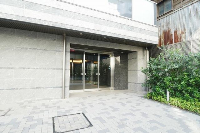エントランス　落ち着いたエントランスです