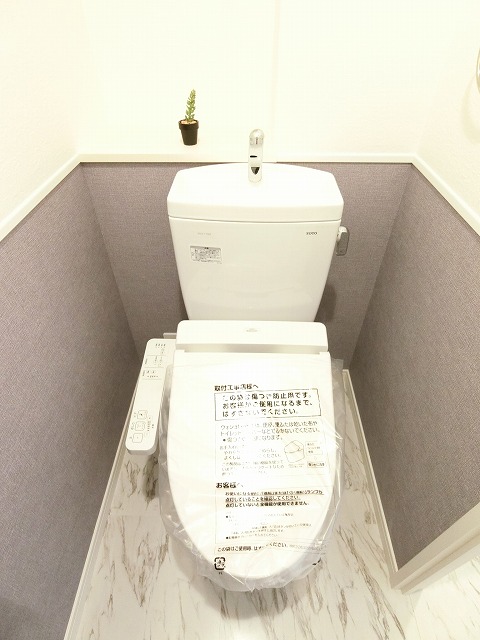 トイレ　洗浄便座付きのトイレです！背面に収納棚も付いております。