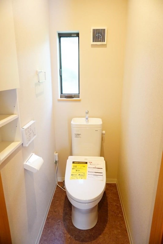 トイレ　トイレは快適な温水洗浄便座付き
