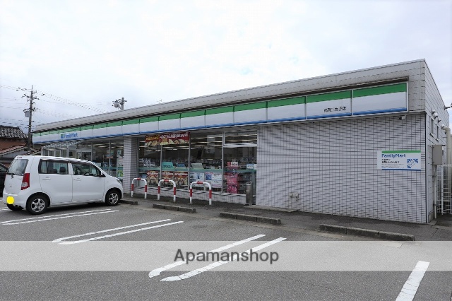 コンビニ　ファミリーマート（コンビニ）まで327m