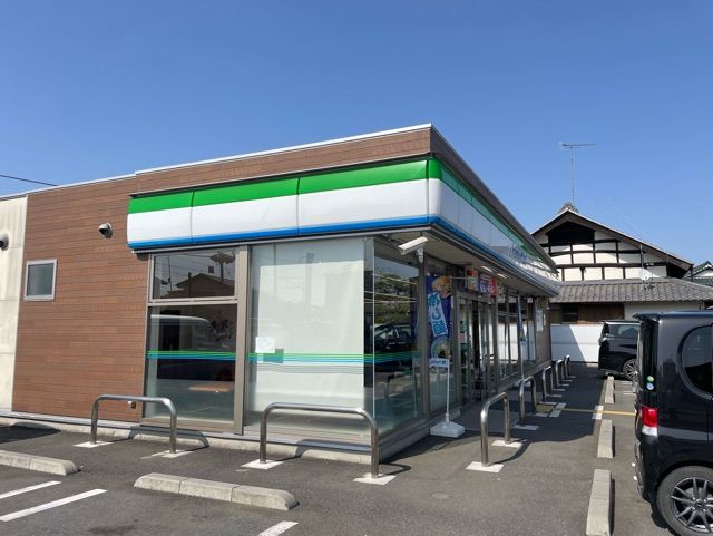 コンビニ　ファミリーマート（コンビニ）まで450m